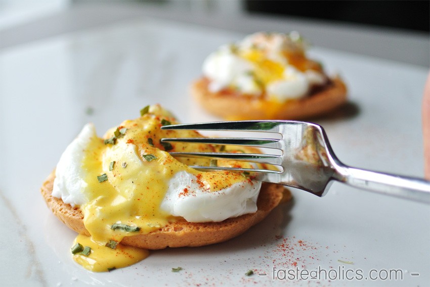 Keto Eggs Benedict a la Oopsie