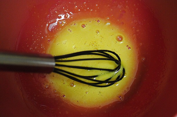 02Whisk egg yolks