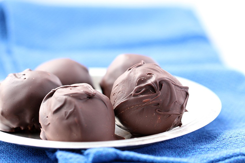 Low Carb No Bake Chocolate Peanut Butter Truffles