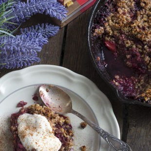 Low Carb & Sugar-Free Berry Crumble