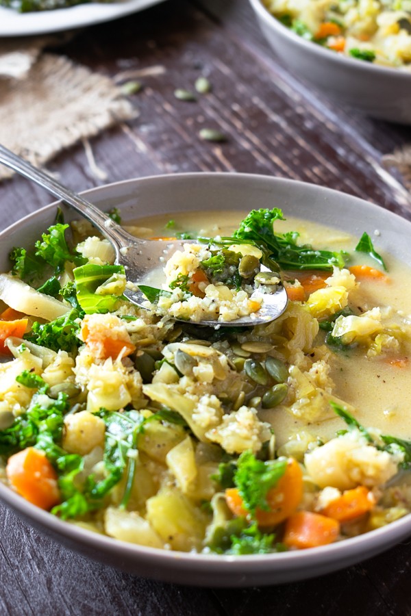 Divide between bowls and garnish with pumpkin seeds.