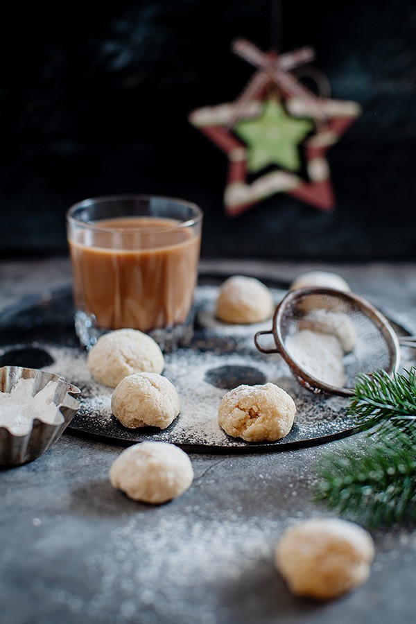 Holiday Keto Almond Macaroons