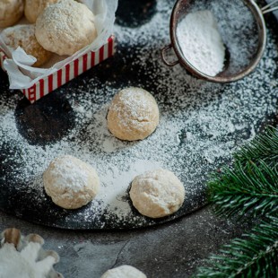 Keto Almond Macaroons